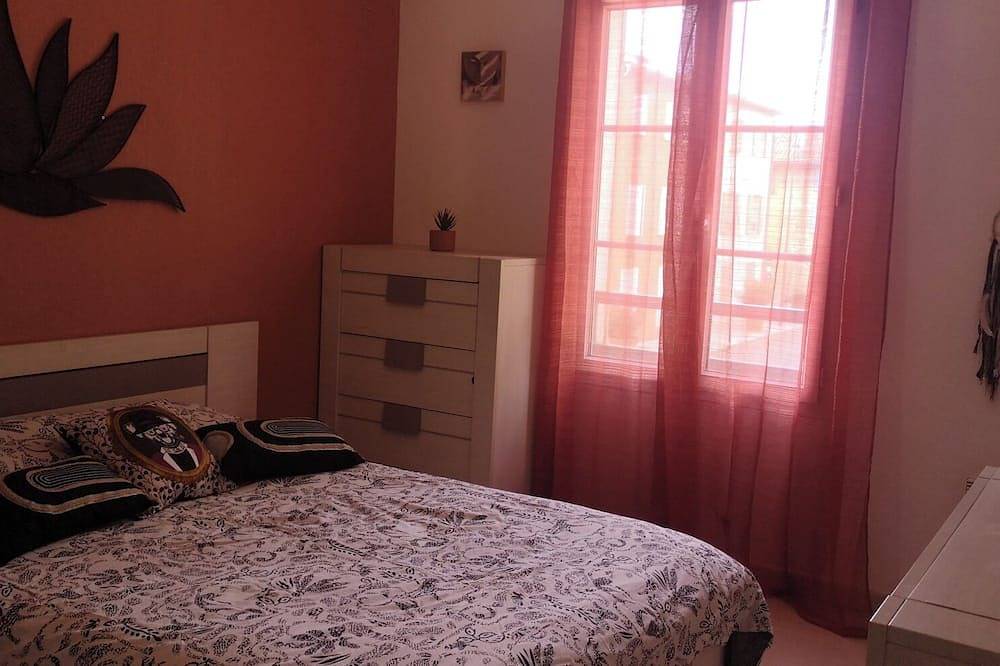 Appartement entier, T2 Avec Terrasse in Rougiers, Région de Brignoles