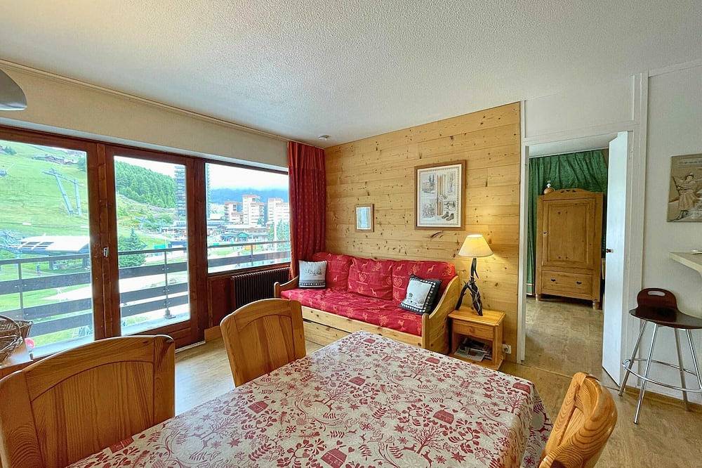 Entire apartment, Ski-in/Ski-out Apartment for 5 with Balcony, Near Amenities in La Croisette, Les Menuires in Les Menuires, Saint-Martin-de-Belleville