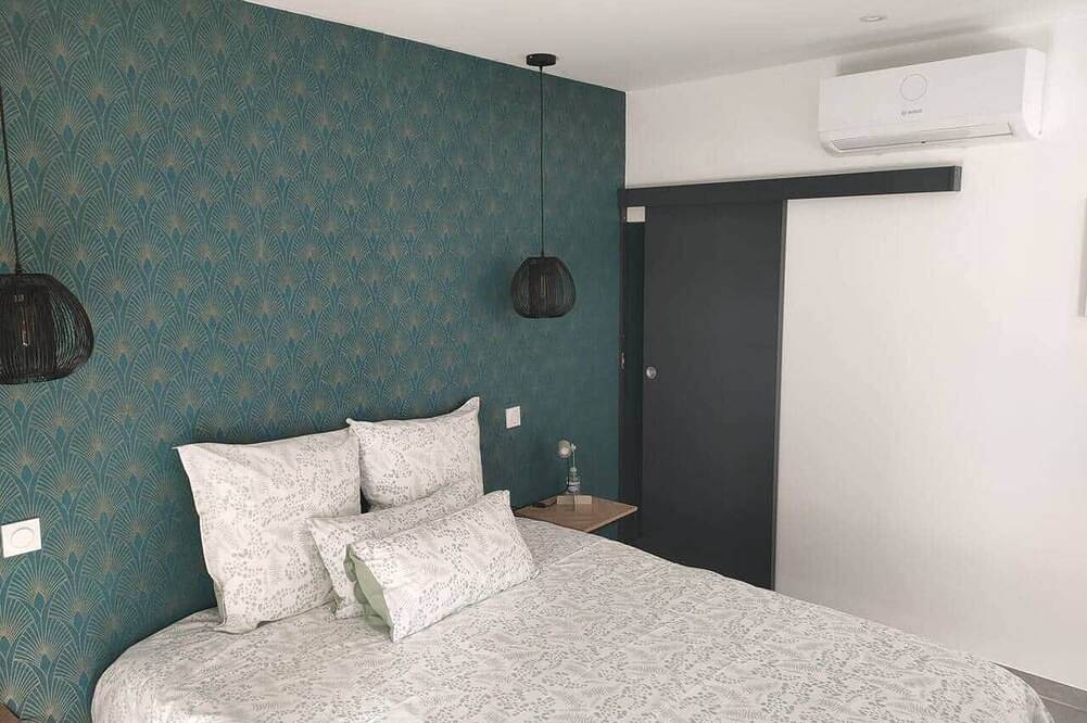 Entire apartment, 2 rooms on the ground floor with air conditioning in Bédarieux, Béziers region