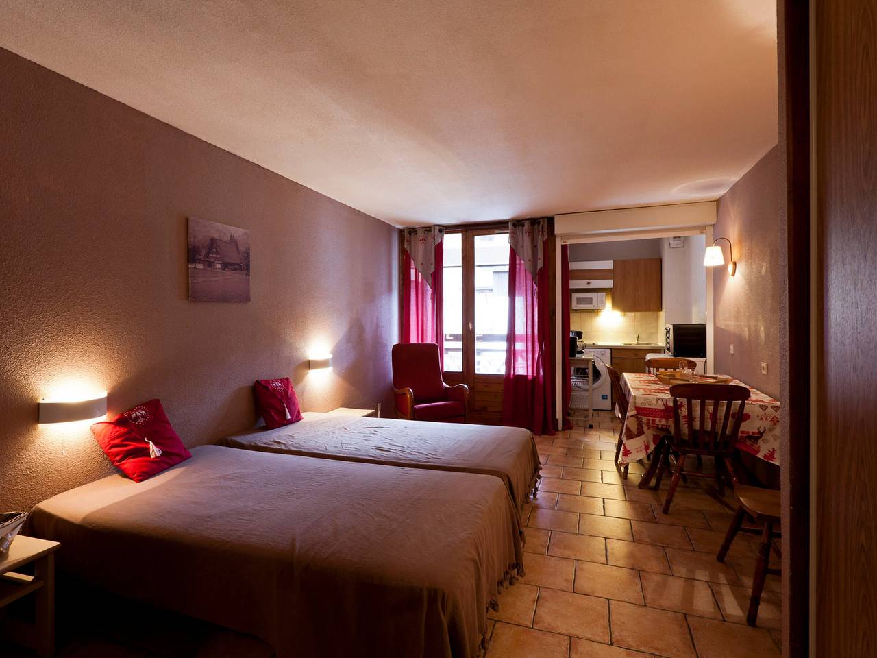Entire studio, Spacious Studio for 4 with Balcony, Parking, and Wifi in Quiet Brides-les-Bains Location in Brides-les-Bains, Les Trois Vallées