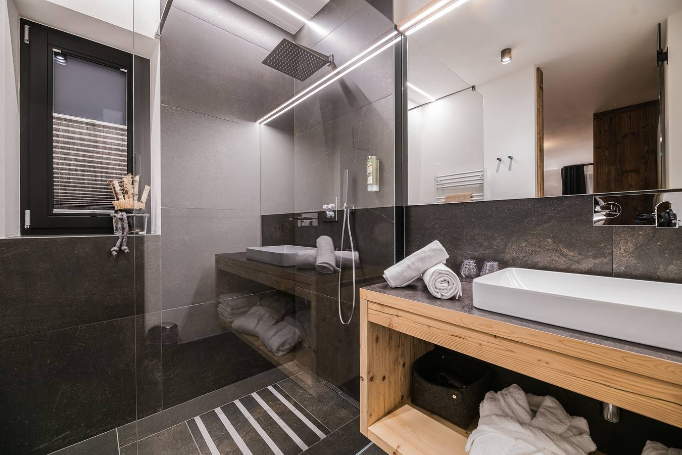 Chalet 'Chalet Ortles' met uitzicht op het meer, privéterras en Wi-Fi in St. Valentin auf der Haide, Graun