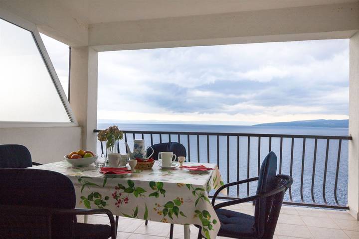 Ferienwohnung für 4 Personen, mit Balkon in Krvavica