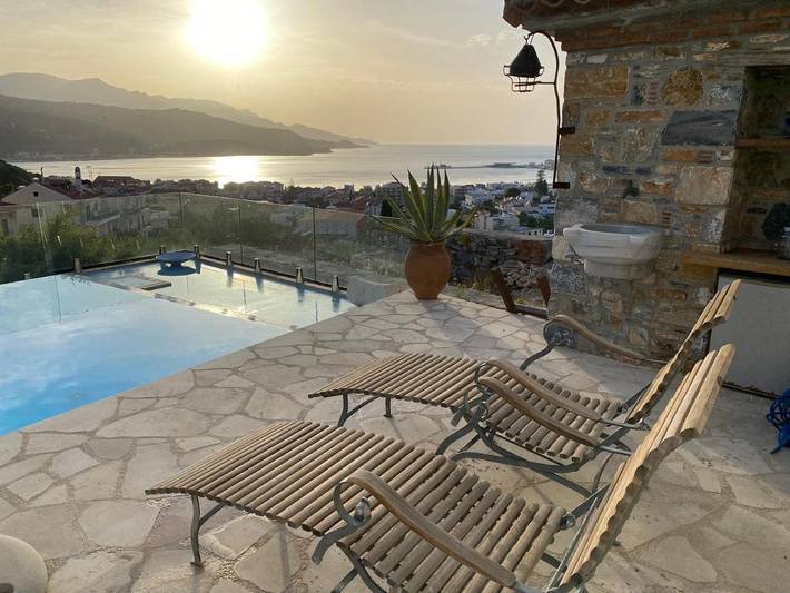 Location de vacances pour 2 personnes, avec piscine et jardin ainsi que vue et terrasse dans Samos (Grèce)