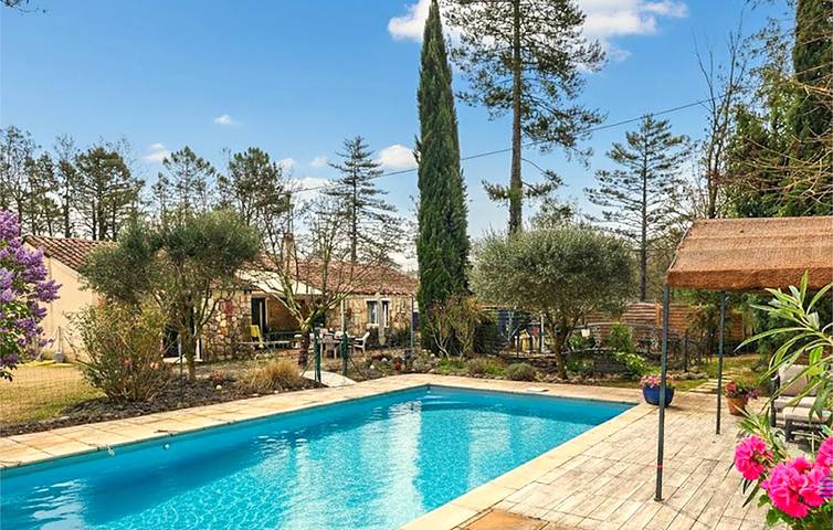 Location de vacances pour 8 personnes, avec terrasse et jardin ainsi que piscine et vue à Salavas - 2