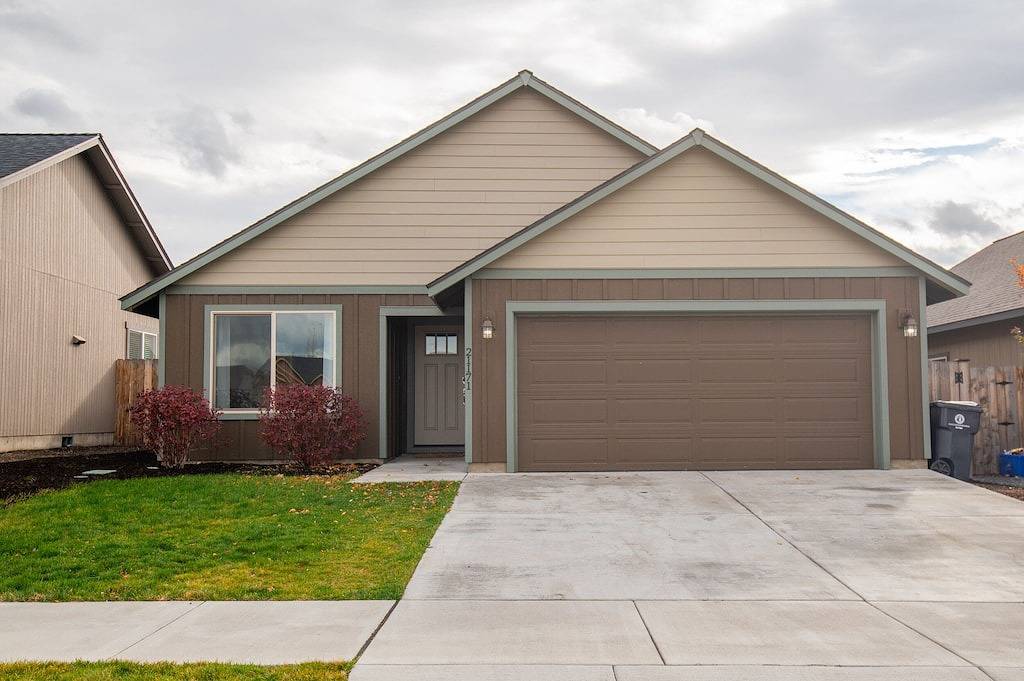 King bed - Pet Friendly - Jameson's Place in Bend, Mt. Bachelor