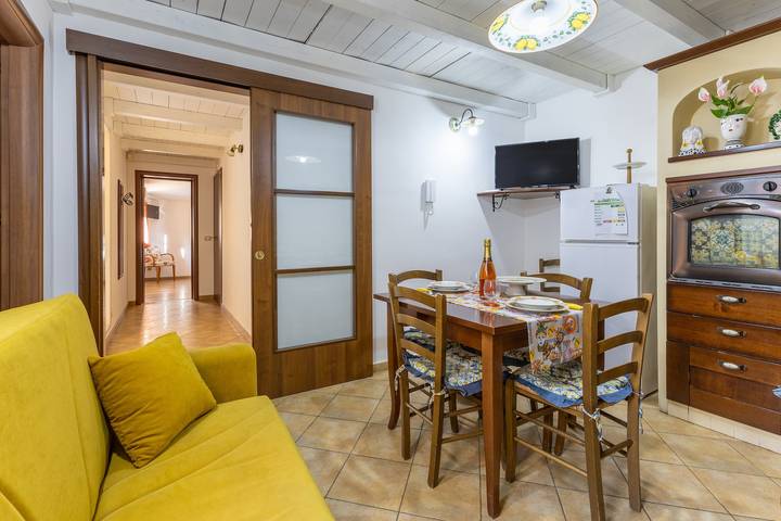 Entire apartment, Casa Carolina with Private Terrace, Wi-Fi and Air Conditioning in Pozzallo, Ragusa Province