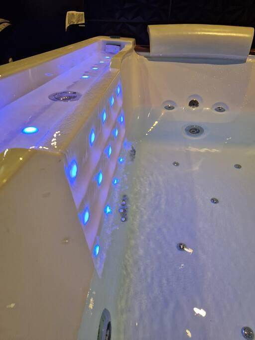 Appartement entier, Suite Coquine avec jacuzzi Yaospa60 in Laigneville, Oise