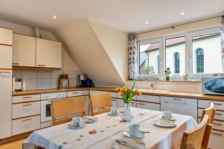 Ganze Wohnung, Lichtdurchflutete Ferienwohnung "Haus Eiche" in der Nähe des Bodensees mit Wlan, Balkon und Garten; Parkplätze vorhanden in Hödingen, Überlingen