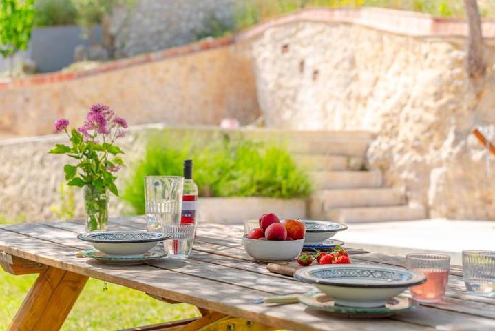 Location de vacances pour 15 personnes, avec piscine et terrasse ainsi que vue et jardin à Simiane-Collongue - 2