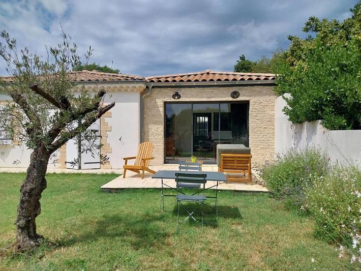 Gîte pour 2 personnes, avec piscine ainsi que jardin et vue à Malataverne - 3