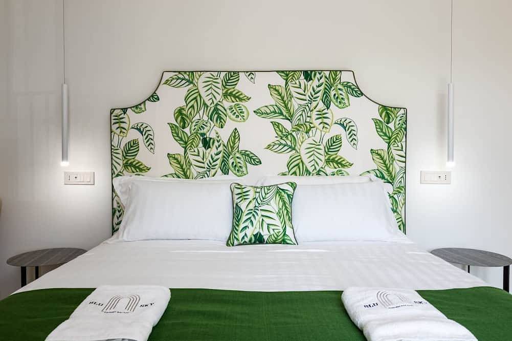 💎 Blu Sky Luxury Palace – Green Apartment: Luxury Retreat with In-Room Jacuzzi & Town View 🌿🛁 in Meta, Sorrento Coast