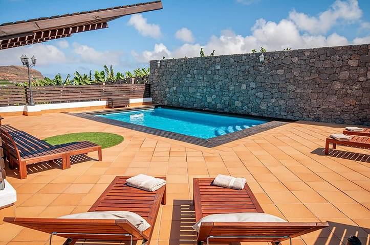 Finca 'Jardín del Norte' con vistas a la montaña, piscina privada, terraza y Wi-Fi in El Agazal, Gáldar