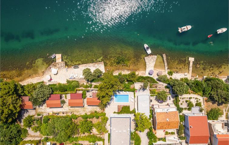 Urlaub am Meer: 2-Zimmer-Wohnung mit Pool und WLAN, 1 km vom Strand entfernt in Novigradsko More, Zadar