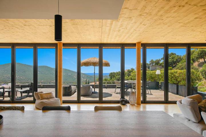 Location de vacances pour 13 personnes, avec terrasse ainsi que jardin et piscine dans Golf de Valcros - 2