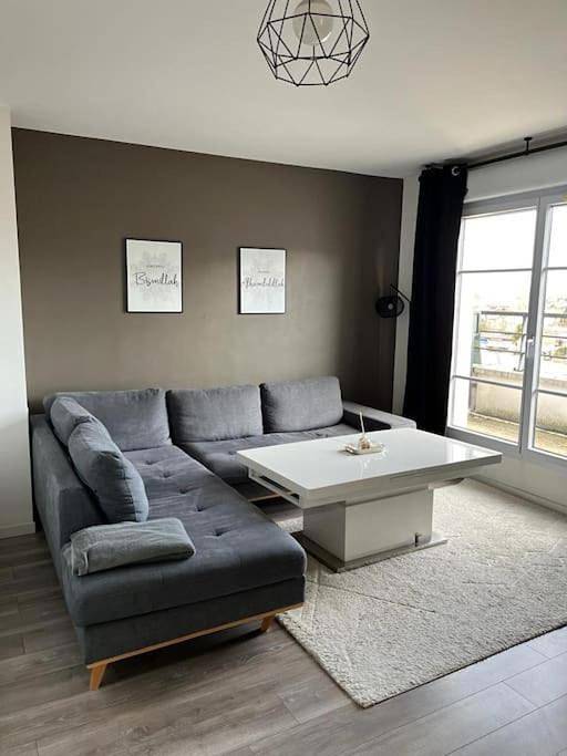 Appartement entier, Three-Bedroom Apartment in Bobigny, Seine-Saint-Denis