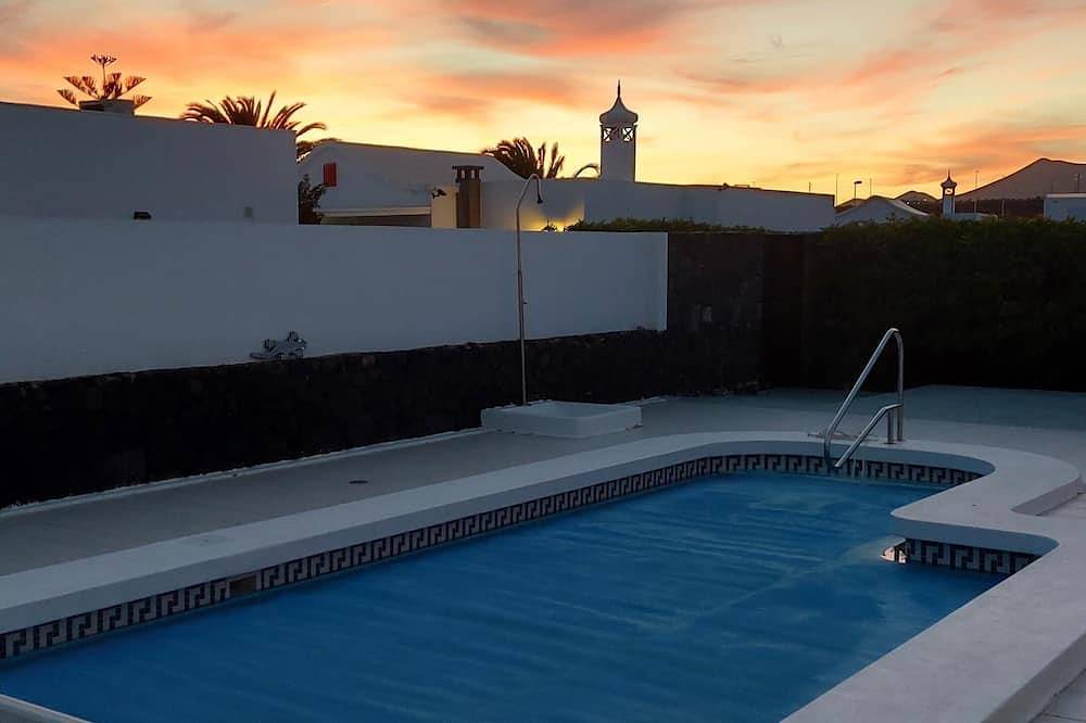 Casa Jaime es una villa de lujo de dos dormitorios y dos baños con una piscina muy privada. in Puerto del Carmen, Tías