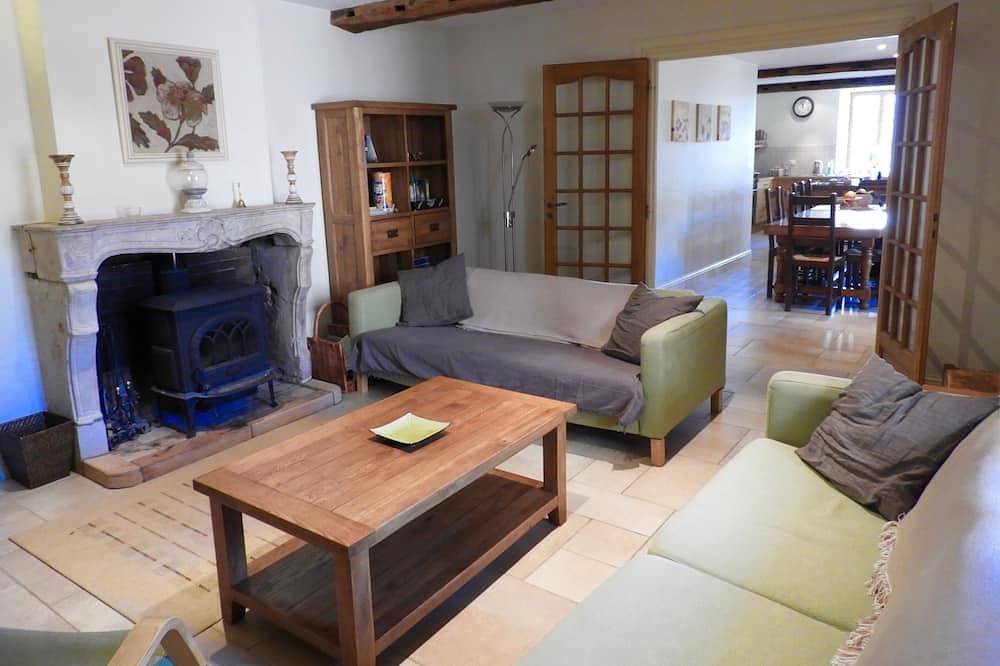 La Roche Ferme 5 chambres avec terrasse et accès à une piscine commune in Vergisson, Région de Mâcon