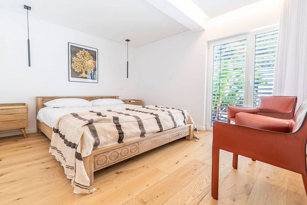 Magnificent Lisbon Coast Villa | 7 Bedrooms | Villa Alba | Private Jacuzzi & Swimming Pool | Aroeira in Aroeira, Corroios