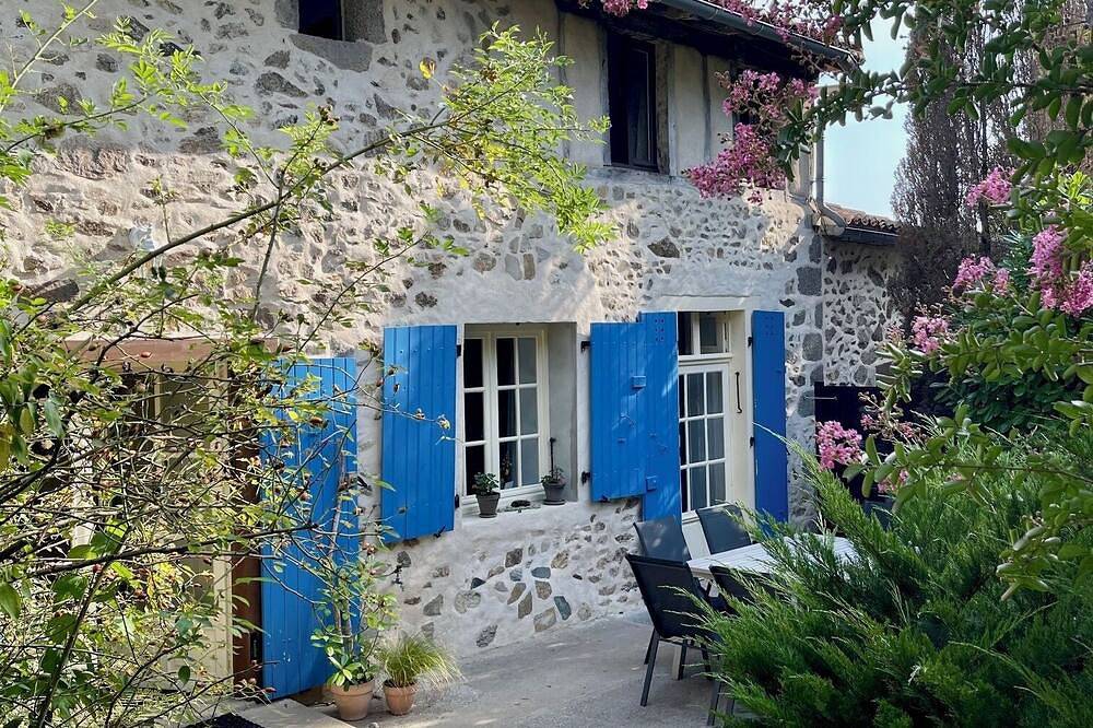 Stunning boutique gite Faune at Vive le Vert in Bussière-Badil, Parc naturel régional Périgord-Limousin