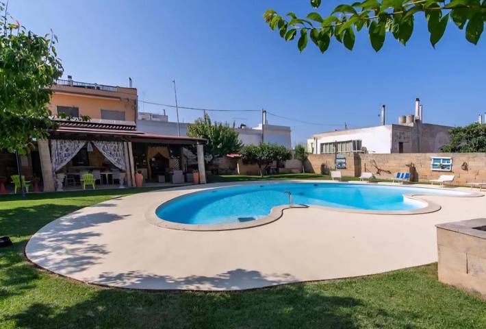 Location de vacances pour 3 personnes, avec piscine ainsi que jardin et vue à Specchia