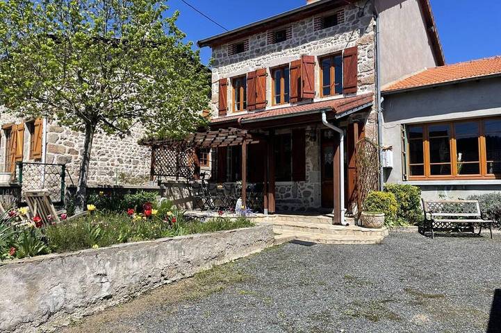 Gîte pour 10 personnes, avec jardin à Laprugne