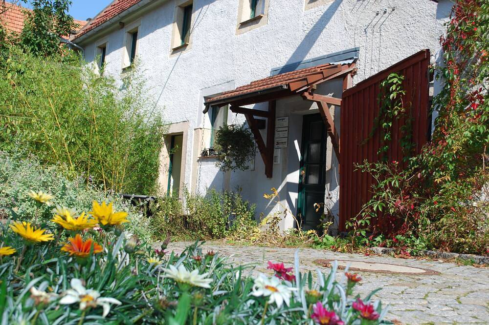Own green idyll in the south of Dresden :-) a stone's throw from the city center in Bannewitz, Osterzgebirge