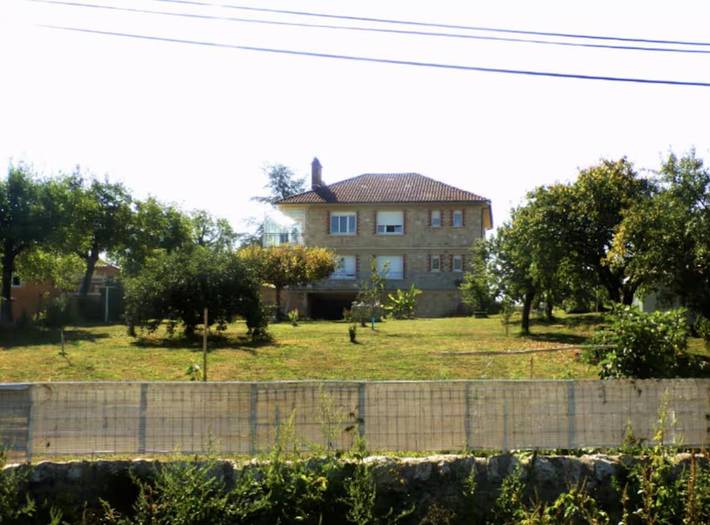 Gîte pour 6 personnes, avec terrasse dans Toulonjac