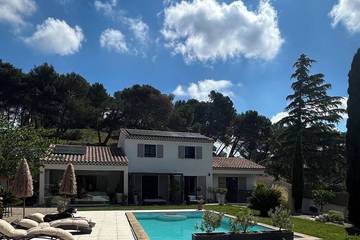 Gîte pour 8 personnes, avec jacuzzi et jardin ainsi que terrasse et piscine à Aurons