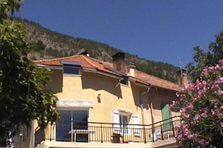Location de vacances pour 8 personnes, avec terrasse à Espinasses