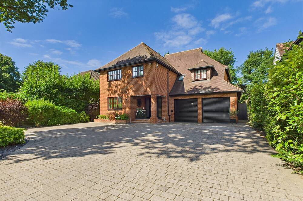 3 Bed Luxury Family Home, with Self-Check in & Direct Train to London in Woking, Surrey