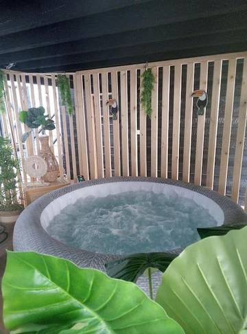 Gîte pour 2 personnes, avec jacuzzi ainsi que jardin et terrasse dans Charix