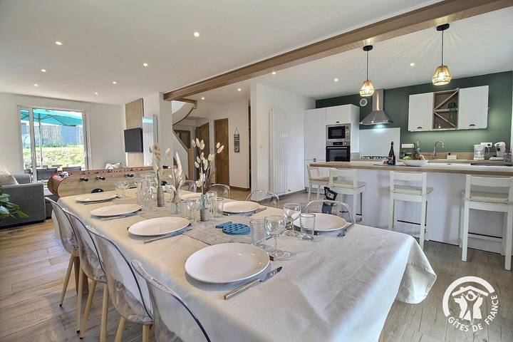 Gîte pour 8 personnes, avec jardin à Matignon