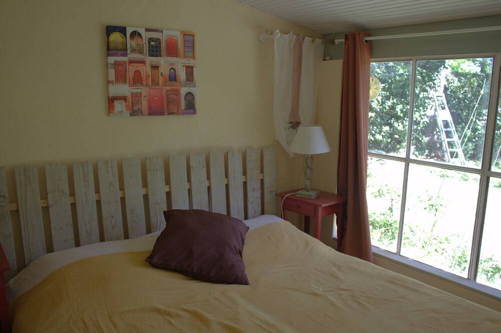 Orangerie au pied d'un château in Vallabrix, Région de Nîmes