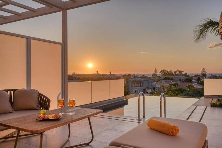 Gîte pour 2 personnes, avec vue ainsi que balcon et piscine dans Acharavi
