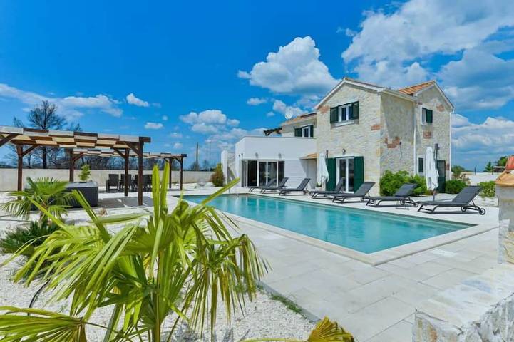 Ferienhaus für 10 Personen, mit Whirlpool und Pool sowie Terrasse und Sauna - 1