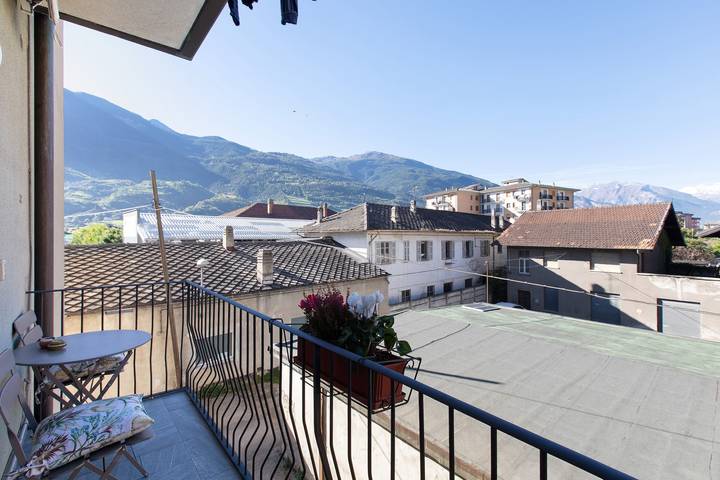 Hel lägenhet, Apartment 'Emmie House' with Mountain View, Balcony and Wi-Fi in Aosta, Valaisalperna