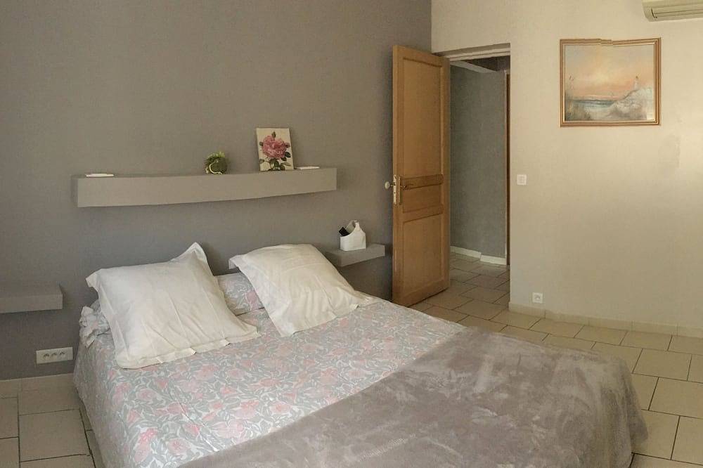 Belle villa tout confort avec piscine , idéal vacances en famille 8 personnes in Clarensac, Région de Nîmes