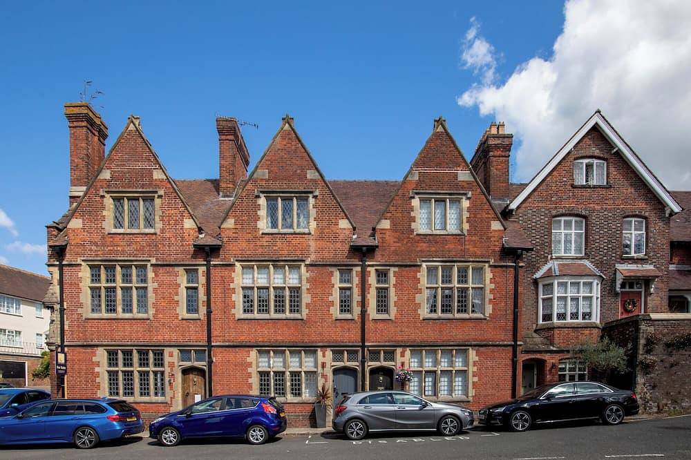 Beautiful Iconic Listed Building with Views Overlooking the Arundel Cathedral in Arundel, South Downs