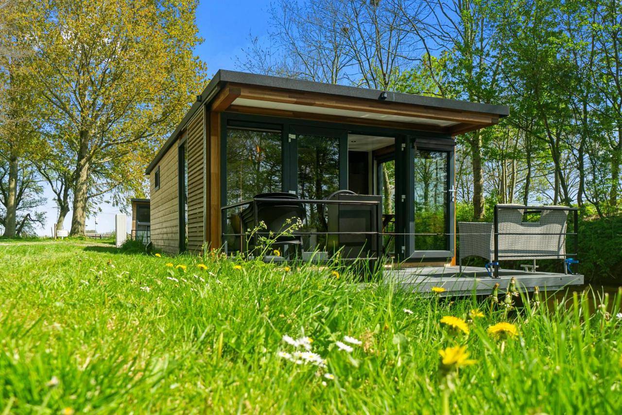 Houseboats Pean-buiten Weidum in Littenseradeel, Friesland