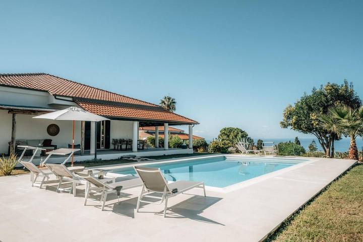 Villa per 6 persone, con panorama e piscina nonché giardino in Capo Vaticano