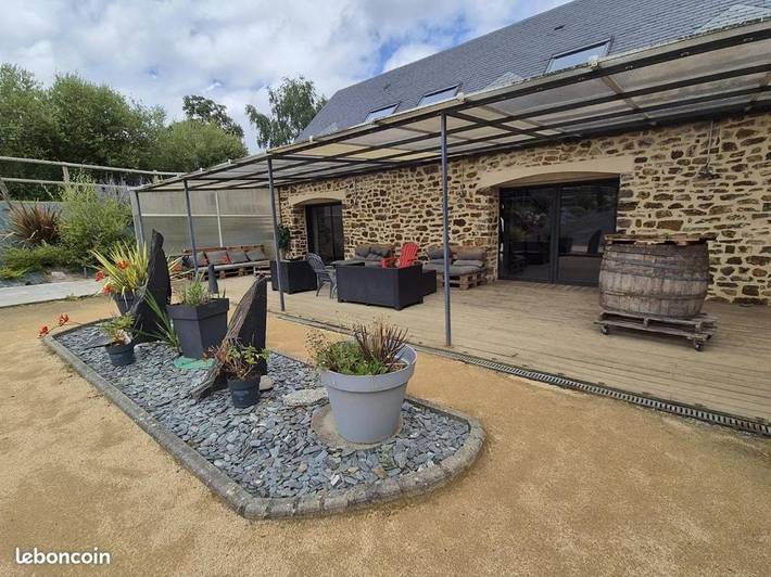 Maison de campagne pour 29 personnes, avec Terrasse ainsi que Jardin et Piscine à Le Bourgneuf-la-Forêt