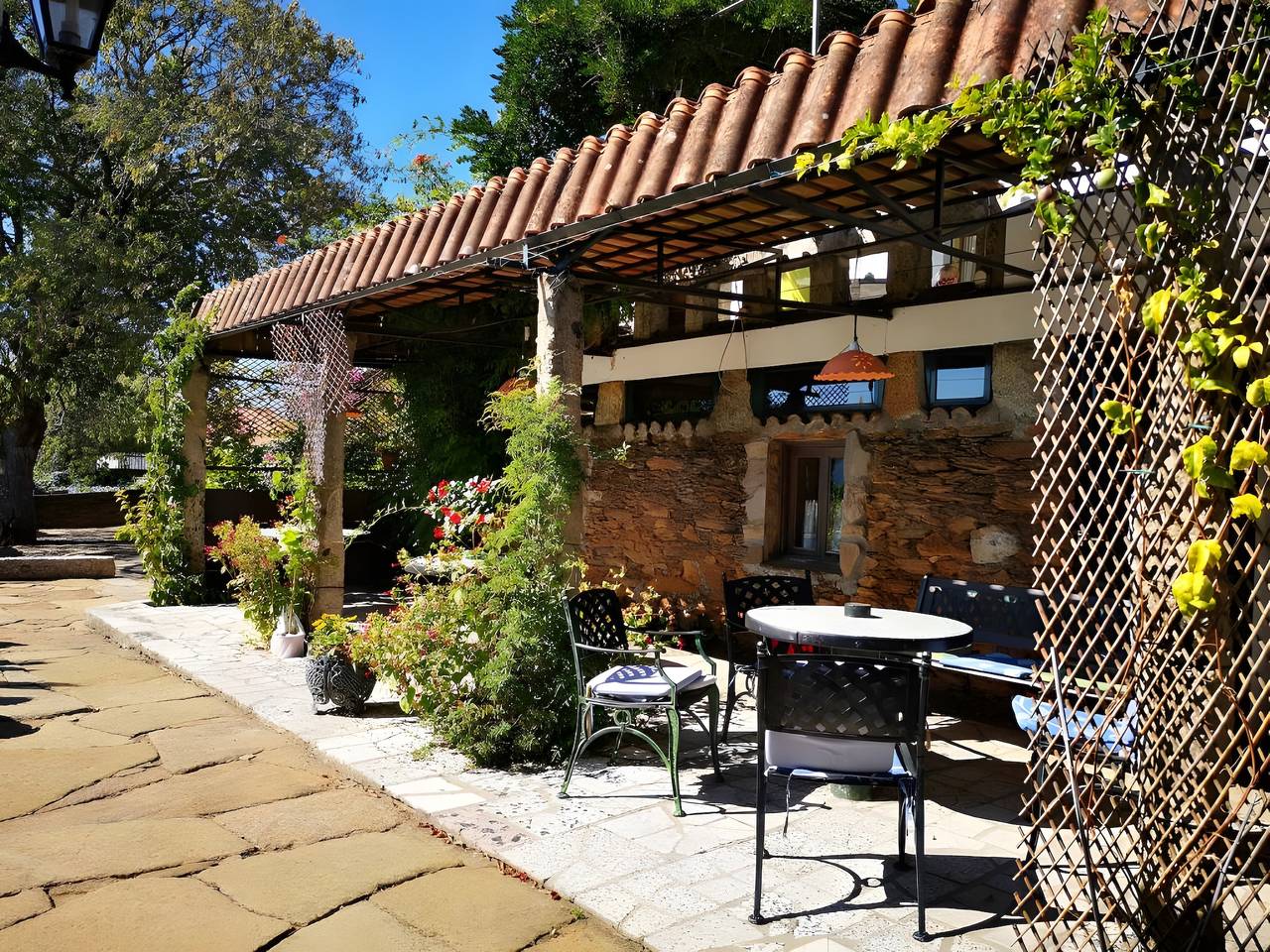 Casa de férias 'Mino Lodge' com vista para a montanha, piscina partilhada e acesso Wi-Fi in O Rosal, Pontevedra (província)