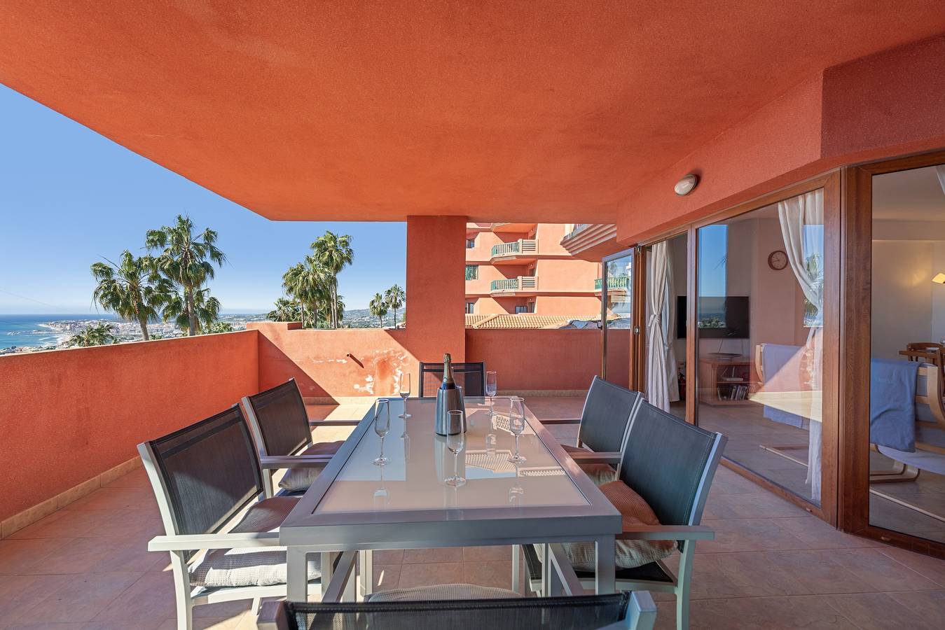 Entire apartment, Apartment 'Estilo El Higuerón' with Sea View, Wi-Fi, and Air Conditioning in La Capellania, Benalmádena