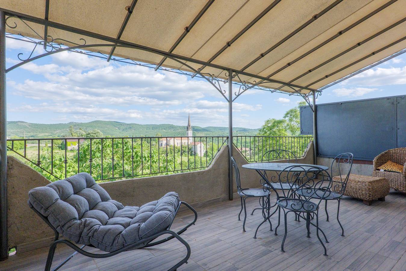 Entire apartment, Gîte "Le Barquetier" with Shared Pool, Wi-Fi, and Air Conditioning in Chauzon, Ardèche