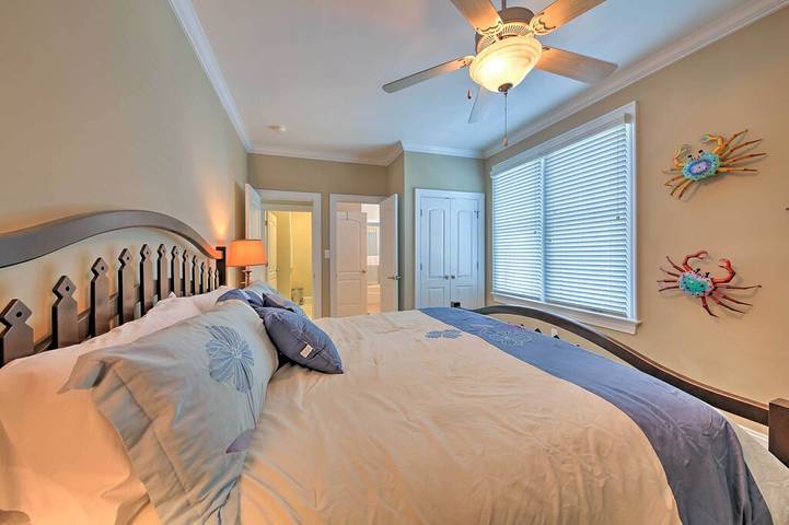Vacation rental for 11 people, with balcony and hot tub as well as yard and pool in Manteo