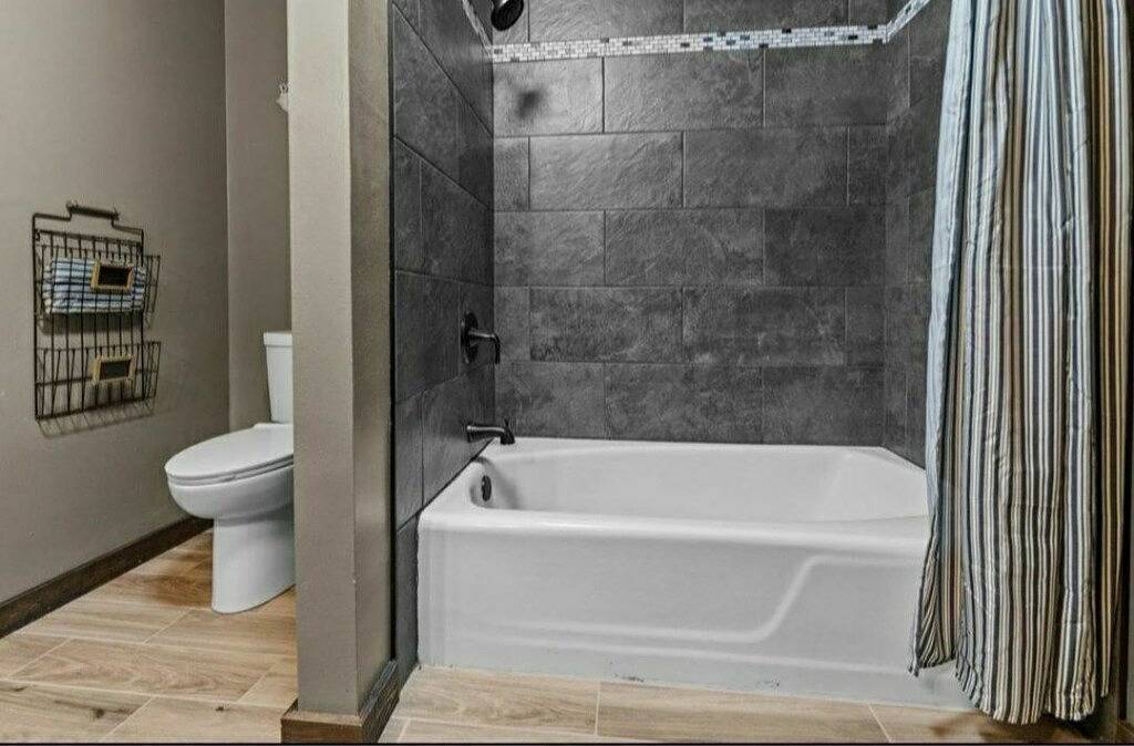 The Boat House! Hot Tub-Pool-Pool Table-Fire Pit-Rv & Boat parking! Docks Close! in Sam Rayburn Reservoir