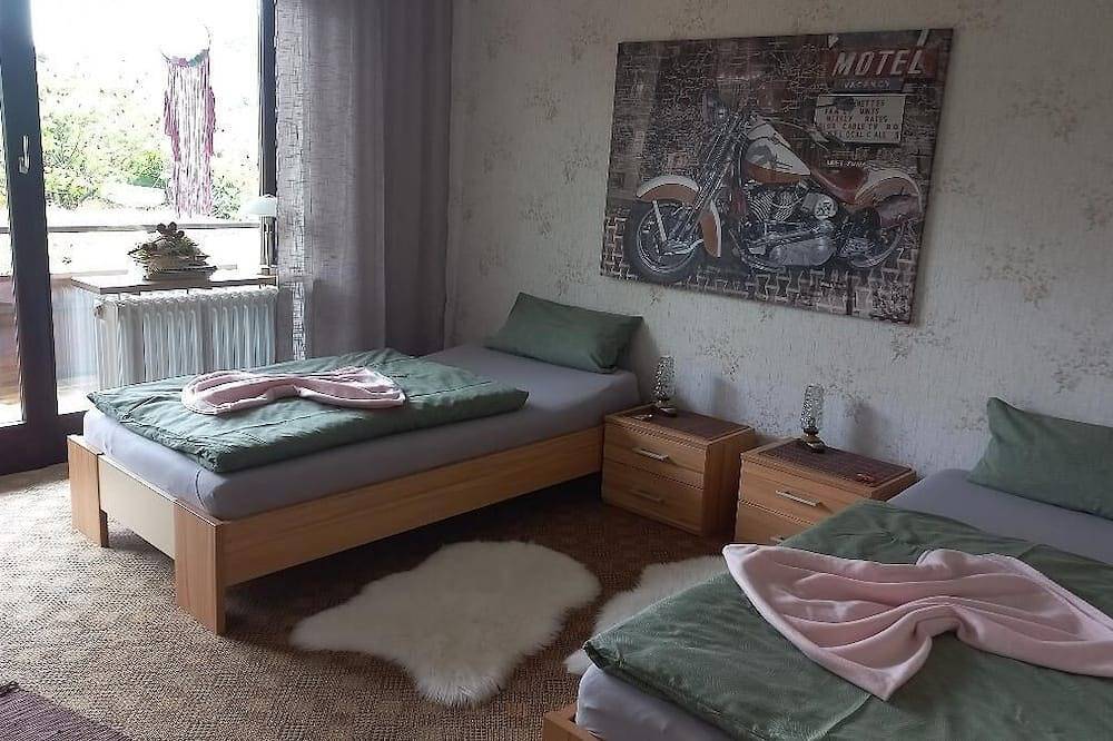 Ganze Wohnung, Ferienwohnung (130qm) mit schöner Aussicht in Sulzfeld, Rhön-Bayern