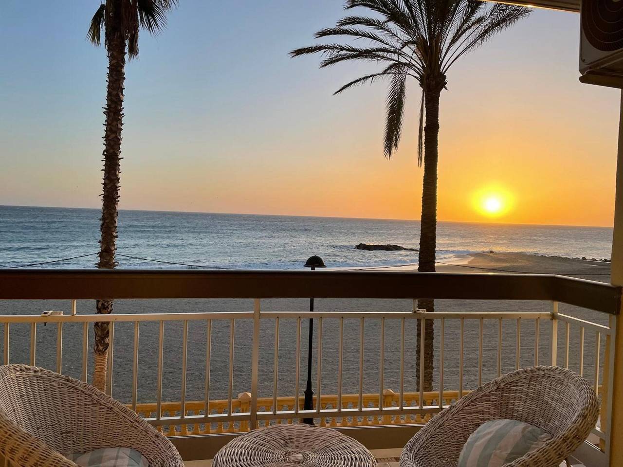 Apartamento entero, Apartamento 'Primera Linea De Playa' con vistas al mar, Wi-Fi y aire acondicionado in Motril, Costa Tropical