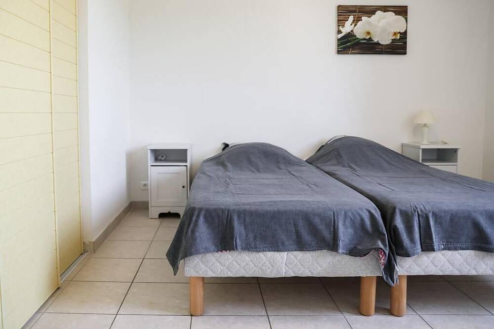 Quiet family friendly vacation home for 6 to 10 pers. in Cabrières-d'Avignon, Parc naturel régional du Luberon