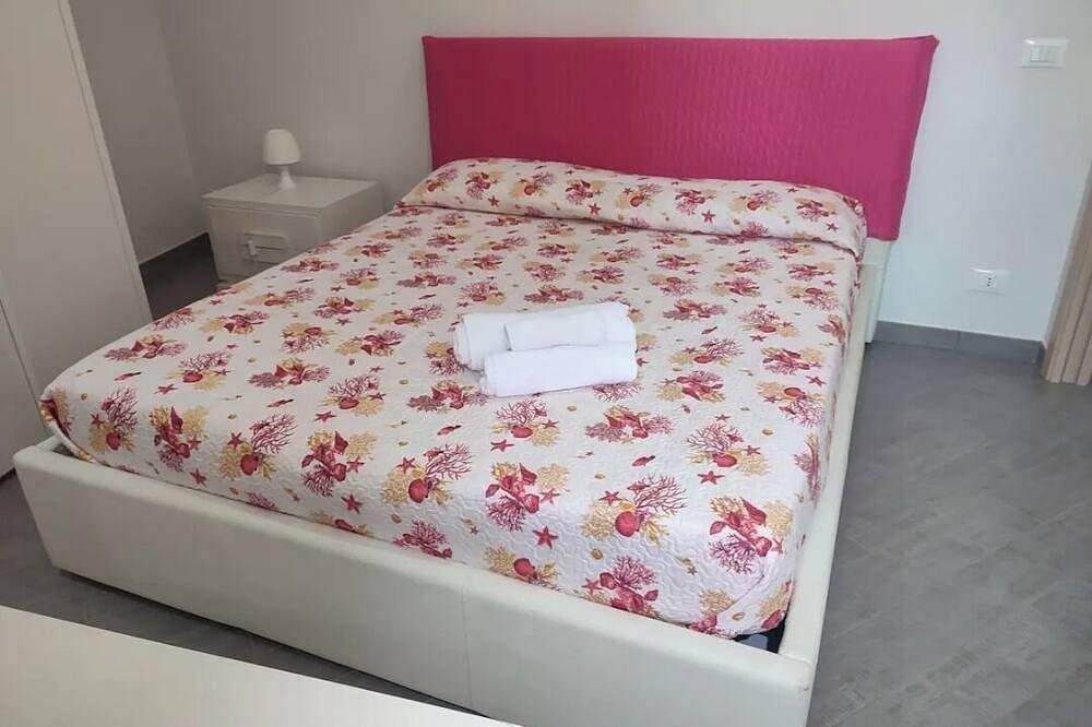Appartement entier, Michelle's Beach House: Oceanfront with a beach right outside the door; Wi-Fi included in Trapani, Province de Trapani